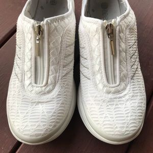 Bzees white slip on  Zipper top Size 10